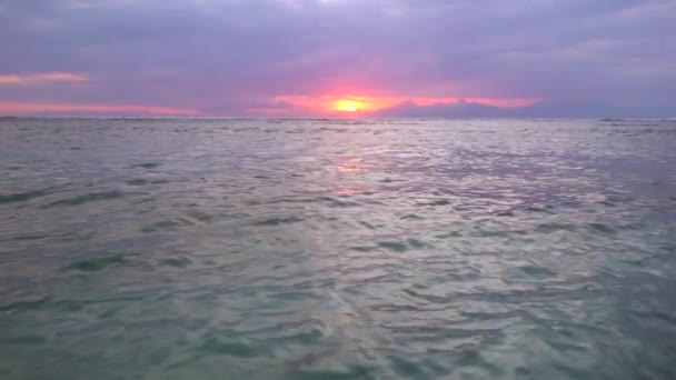 Fantástico pôr-do-sol rosa na água ondulada do oceano, multicores agradável lindo mar, natureza oceânica — Vídeo de Stock