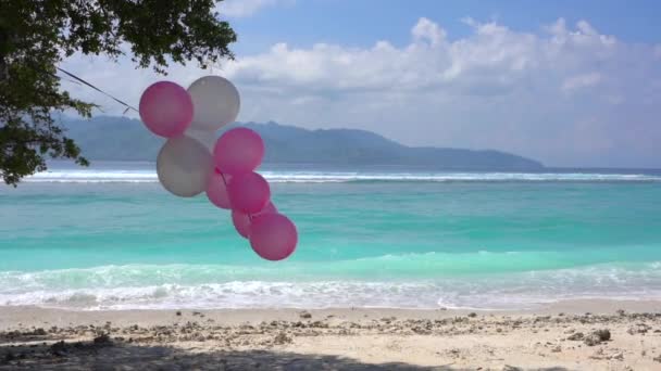 Romântico celebrando atmosfera na ensolarada costa marítima tropical, decoração de balões para data de férias — Vídeo de Stock