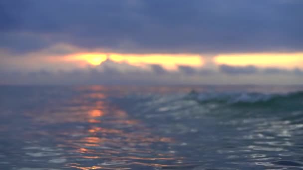 Watertextuur met kleurrijke zonsondergang reflectie, idyllische rustige oceaan of zee golven, mariene natuur schoonheid — Stockvideo