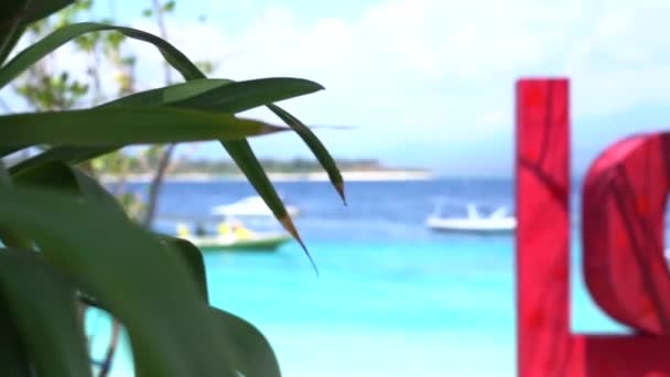 Gran signo romántico AMOR en la isla tropical junto al mar, encantador destino de vacaciones para parejas, San Valentín — Vídeos de Stock
