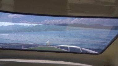 Okyanustaki adanın göz kamaştırıcı manzarası lüks yat penceresinden, denizcilik yaşam tarzından 