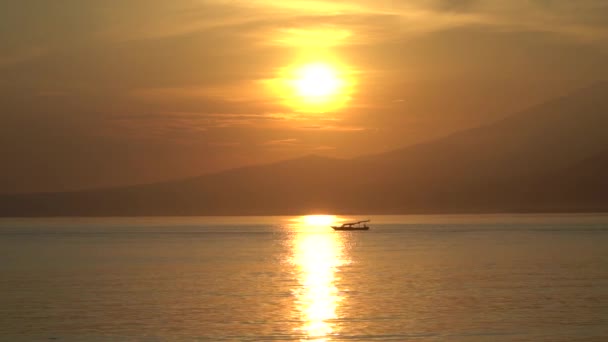 Golden mystic sunset on the sea coast with mountains horizon line, tranquil and calm evening relaxation — Stock Video