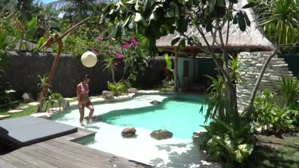 Herrliche Dame zu Fuß am Pool auf exotische Villa, tropische Sommerfreude, Wellness-und Resort-Wochenenden — Stockvideo