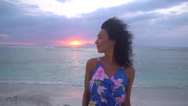 Prachtig portret van brunette model kijken naar de rode zonsondergang aan de oceaan kustlijn, idyllische avond — Stockvideo