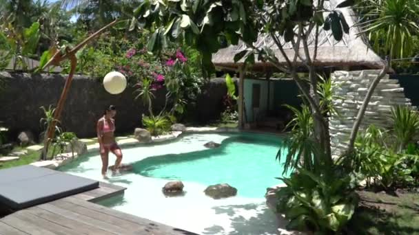 Charmig sexig dam i baddräkt vid poolen på tropisk lyx villa, sommar semester fastigheter — Stockvideo