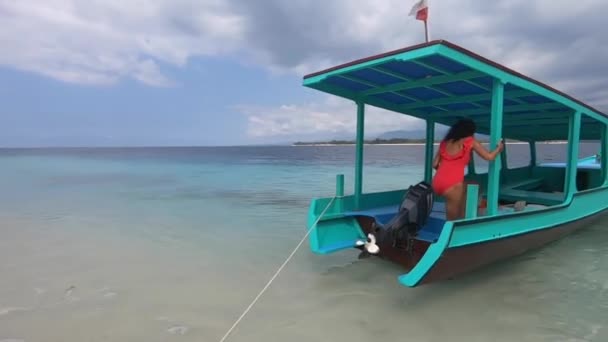 Excitante excursion océanique autour des îles tropicales sur le voilier bleu, femme heureuse en maillot de bain rouge Séquence Vidéo