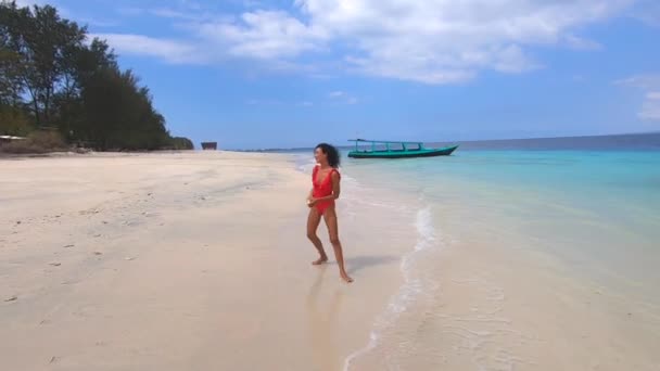 Szczęśliwa brunetka spacerująca po białym piasku, ciesząca się letnią egzotyczną podróżą na wybrzeże oceanu — Wideo stockowe