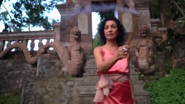 Budist tapınağının dışında tütsü yakan mistik kadın, kutsal meditasyon töreni. 