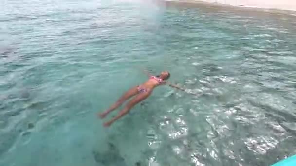 Mulher feliz nadando na água azul-turquesa do oceano limpo, desfrutando de férias de verão spa para trópicos — Vídeo de Stock