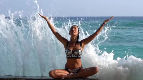 Plana felicidad de bienestar, mujer yoga disfrutando del inmenso océano, prácticas espirituales en la isla tropical — Vídeos de Stock
