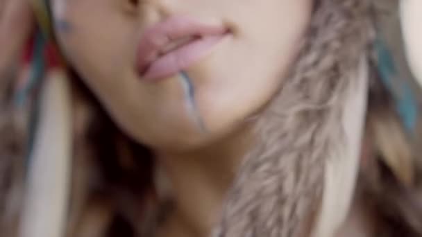 Detail portrét elegantní smyslné ženy s krásným mimořádným make-up a peří čelenka — Stock video