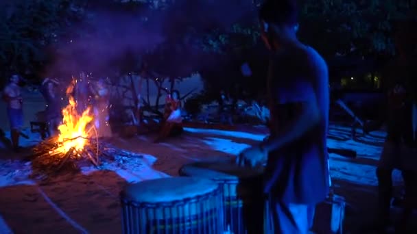 Petrecere de plajă de noapte rurală cu șemineu imens și muzicieni cântând la tobe etnice, magie exotică, Kuta Indonezia 2021 — Videoclip de stoc