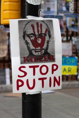 Londra, İngiltere - 17 Mart 2022: Savaş karşıtı ve Vladimir Putin karşıtı protestolar Londra 'daki Rusya Federasyonu konsolosluk binası önünde gerçekleşti.