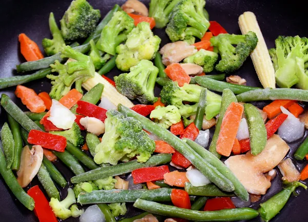 Légumes surgelés dans la poêle - prêts pour la cuisson — Photo