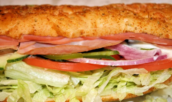 Sub sandwich gevuld met vlees en groenten — Stockfoto