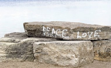 kayaların üzerinde Graffiti