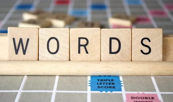 Palabras escritas en el tablero de juego — Foto de Stock