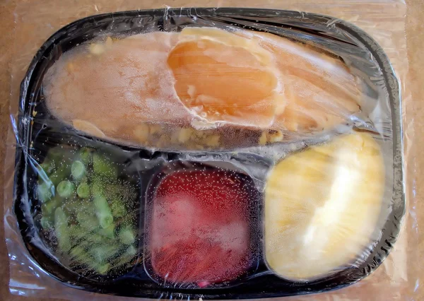 Bevroren Turkije diner met plastic wrap — Stockfoto