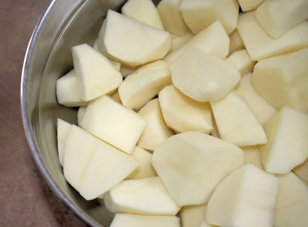 Свіжа очищена картопля в горщику води — стокове фото