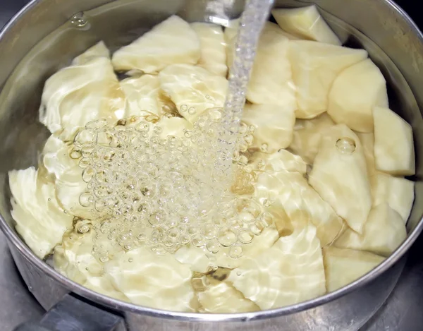 Cartofi proaspeți decojiți în oală cu apă — Fotografie, imagine de stoc