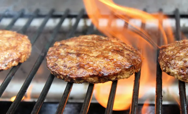 Hamburguesas Sizzling On The Grill — Foto de Stock