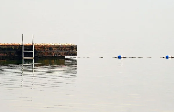 Quai de natation au lac — Photo