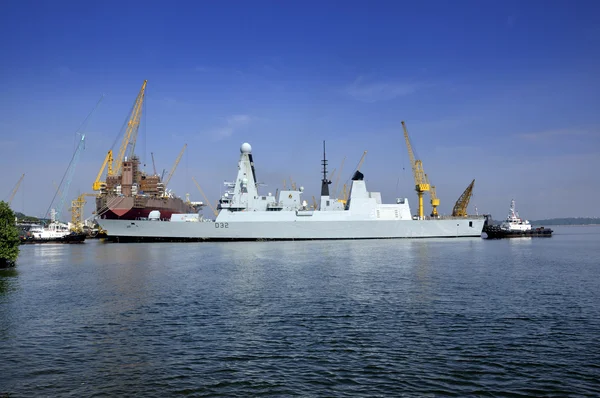 Vista diurna delle banchine della nave da guerra britannica HMS Daring (D32) nel cantiere Sembawang Shipyard — Foto Stock