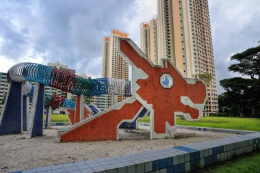 SINGAPORE - 29 Mayıs 2021: Dragon çocuk parkı Singapur 'un en eski oyun alanlarından biri, Lorong 6 Toa Payoh' da yer almaktadır. Oyun alanı çocukların oynaması için kumsalla çevrili..