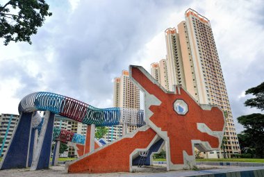 SINGAPORE - 29 Mayıs 2021: Dragon çocuk parkı Singapur 'un en eski oyun alanlarından biri, Lorong 6 Toa Payoh' da yer almaktadır. Oyun alanı çocukların oynaması için kumsalla çevrili..