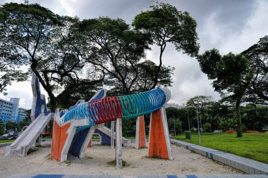 SINGAPORE - 29 Mayıs 2021: Dragon çocuk parkı Singapur 'un en eski oyun alanlarından biri, Lorong 6 Toa Payoh' da yer almaktadır. Oyun alanı çocukların oynaması için kumsalla çevrili..