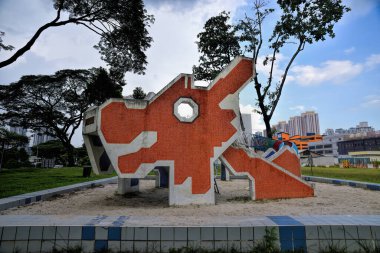 SINGAPORE - 29 Mayıs 2021: Dragon çocuk parkı Singapur 'un en eski oyun alanlarından biri, Lorong 6 Toa Payoh' da yer almaktadır. Oyun alanı çocukların oynaması için kumsalla çevrili..