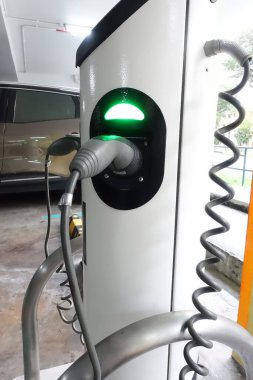 Singapur - TEPTEMBER 13, 2021: Singapur 'daki Yishun Central' da BlueSG araba paylaşım servisi için elektrikli otomobil şarj istasyonu.