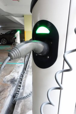 Singapur - TEPTEMBER 13, 2021: Singapur 'daki Yishun Central' da BlueSG araba paylaşım servisi için elektrikli otomobil şarj istasyonu.