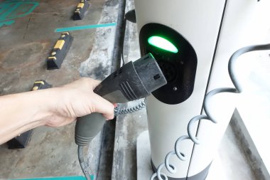 Singapur - TEPTEMBER 13, 2021: Singapur 'daki Yishun Central' da BlueSG araba paylaşım servisi için elektrikli otomobil şarj istasyonu.