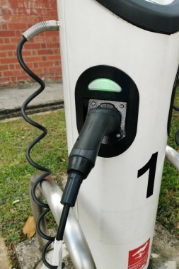 Singapur - TEPTEMBER 13, 2021: Singapur 'daki Yishun Central' da BlueSG araba paylaşım servisi için elektrikli otomobil şarj istasyonu.