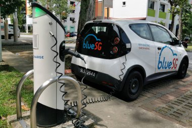 Singapur - TEPTEMBER 13, 2021: Singapur 'daki Yishun Central' da BlueSG araba paylaşım servisi için elektrikli otomobil şarj istasyonu.