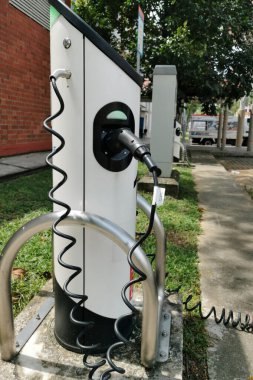Singapur - TEPTEMBER 13, 2021: Singapur 'daki Yishun Central' da BlueSG araba paylaşım servisi için elektrikli otomobil şarj istasyonu.