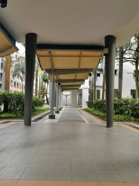 SINGAPORE - 1 Ekim 2020: Singapur HDB alan barınak koridorunun gündüz görüntüsü. 