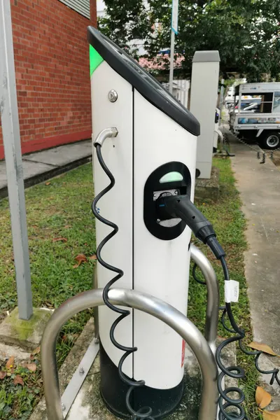 Singapur - TEPTEMBER 13, 2021: Singapur 'daki Yishun Central' da BlueSG araba paylaşım servisi için elektrikli otomobil şarj istasyonu.