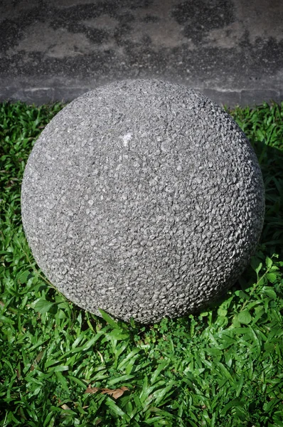 Boule de pierre sur l'herbe — Photo
