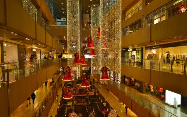 SINGAPORE-DEC 6, 2021: Singapur Orchard Yolu 'nda Noel Dekorasyonu. Noel ağaçlarının, mücevherlerin, balonun ve giyinik alışveriş merkezlerinin olduğu cadde.. 