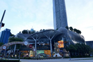 SINGAPORE-DEC 6, 2021: Singapur Orchard Yolu 'nda Noel Dekorasyonu. Noel ağaçlarının, mücevherlerin, balonun ve giyinik alışveriş merkezlerinin olduğu cadde.. 