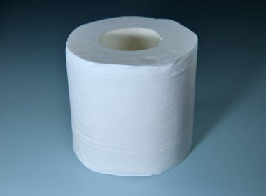 Beyaz arkaplanda izole edilmiş, seçici odaklı bir tuvalet kağıdını kapat.