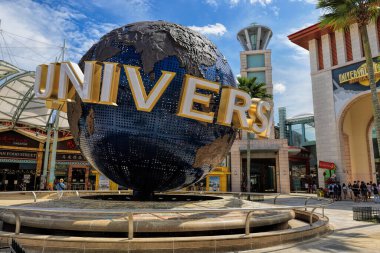 SINGAPORE - 26 Kasım 2021: Universal Stüdyoları 'nda 26 Kasım 2021' de Singapur Resorts World Sentosa 'da dönen küresel şelale manzarası. 
