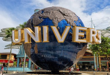 SINGAPORE - 26 Kasım 2021: Universal Stüdyoları 'nda 26 Kasım 2021' de Singapur Resorts World Sentosa 'da dönen küresel şelale manzarası. 