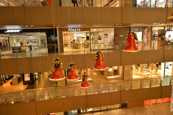 2021年12月6日 シンガポール オーチャード ロードでクリスマス デコレーション クリスマスツリー ボール ボール ドレスアップショッピングセンターのある通り — ストック写真