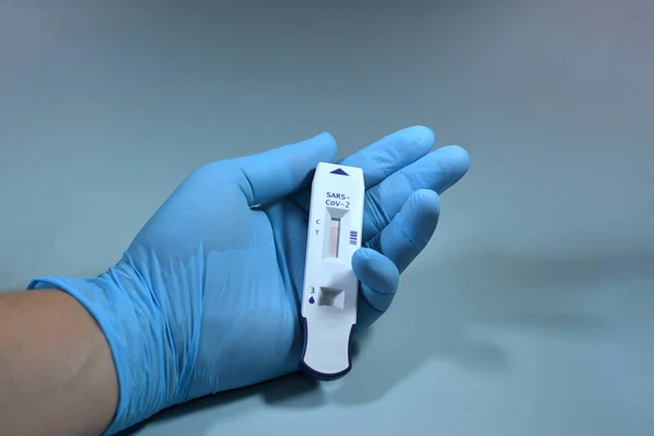 Närbild Hand Håller Coronavirus Covid Negativ Antigen Rapid Test Art — Stockfoto