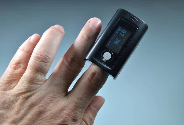 Närbild Finger Pulsoximeter Isolerad Ljusblå Bakgrund Pulsoximeter Som Används För — Stockfoto