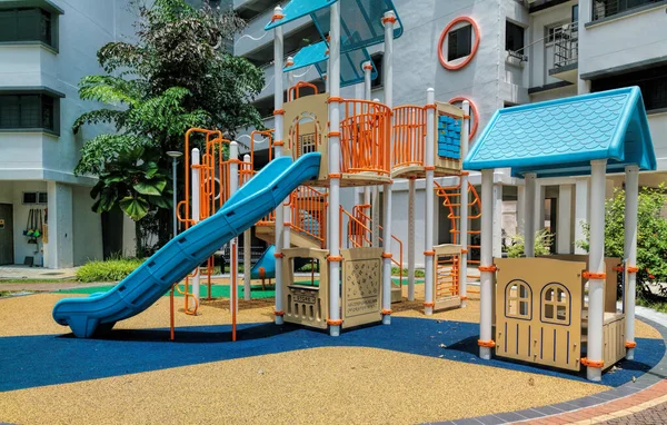 Bunter Spielplatz Für Kinder Sozialwohnungen — Stockfoto