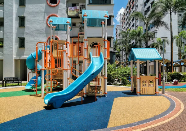 Parque Infantil Colorido Para Crianças Bloco Habitação Pública — Fotografia de Stock